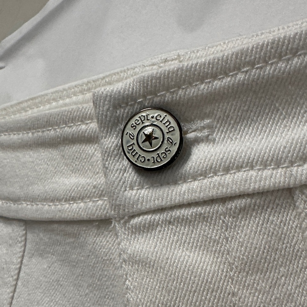 Cinq à Sept White Cargo Shorts - Picture 3 of 5